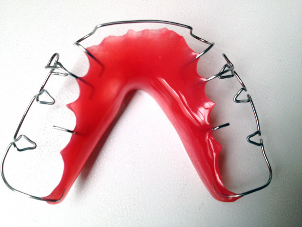 Retainer with Arrow Clamps